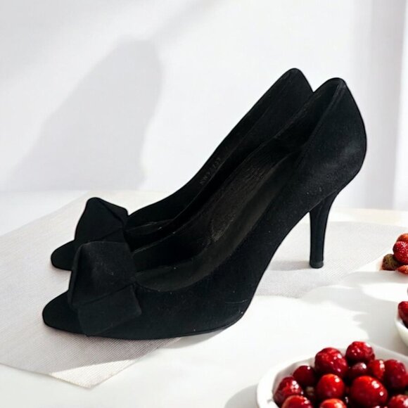 STUART WEITZMAN Black Suede Knot Heels Size 7 - Picture 1 of 9